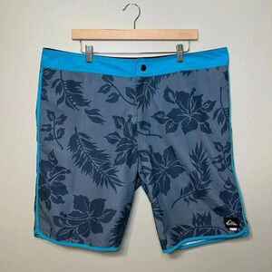 QuickSilver Amphibians Board Hawaiian Print  Board Short